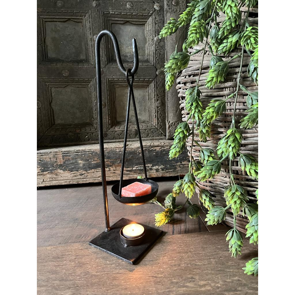 Decoratie Vazen Woonkamer bij Erve Smit | Erve Smit Landelijke decoratie Metalen geurbrander voor amberblokjes