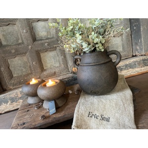 Brynxz Tealightcup Luxury Majestic Brown L – Stoere Waxinelichthouder voor Landelijke Woondecoratie Breng een sfeervolle en landelijke sfeer in huis met de Brynxz Tealightcup Luxury Majestic Brown L (D.12 H.10). Deze stoere waxinelichthouder is een prachtige aanvulling op de bestaande Majestic Brown collectie van Brynxz en past perfect bij een interieur met landelijke woondecoratie. Dankzij het robuuste ontwerp en de warme bruine kleur creëer je eenvoudig een sfeervol accent in elke ruimte. De tealightcup is stevig en van hoogwaardige kwaliteit, waardoor hij niet alleen een stijlvolle toevoeging is, maar ook een duurzaam en robuust product voor jarenlang gebruik. Vergis je niet in het gewicht: de Brynxz tealightcup voelt solide aan en straalt luxe en kwaliteit uit. Sfeervol genieten met een waxinelichtje of LED Deze Brynxz waxinelichthouder is perfect voor het gebruik van een klein kaarsje of een LED-waxinelichtje. Het warme kaarslicht zorgt voor een gezellige en intieme sfeer in je woonkamer, keuken of op de eettafel. Creëer met gemak een sfeervolle landelijke ambiance zonder dat je veel accessoires nodig hebt. De tealightcup kan ook gecombineerd worden met andere items uit de Majestic Brown lijn van Brynxz om een harmonieus en stijlvol geheel in je interieur te creëren. Denk bijvoorbeeld aan meerdere waxinelichthouders op een dressoir of als tafeldecoratie tijdens een diner. Stoer design met landelijke charme Het design van de Brynxz Tealightcup Luxury Majestic Brown L combineert robuuste materialen met een warme, natuurlijke uitstraling. Hierdoor past hij perfect in een landelijk interieur en geeft hij een sfeervol en karaktervol accent aan je woonruimte. Plaats de tealightcup op een houten plank, een metalen tray of samen met andere decoratieve items voor een gezellige en landelijke uitstraling. Hoogwaardige kwaliteit Deze waxinelichthouder van Brynxz is gemaakt van duurzame materialen die jarenlang mooi blijven. Dankzij het stevige gewicht en de solide afwerking voelt de tealightcup luxe aan en is hij een eyecatcher in je interieur. Het product is ontworpen om zowel praktisch als stijlvol te zijn, waardoor het ideaal is voor dagelijks gebruik en speciale gelegenheden. Product kenmerken Product: Brynxz Tealightcup Luxury Majestic Brown L Afmetingen: D.12 H.10 cm Kleur: Majestic Brown Materiaal: stevig en duurzaam Geschikt voor: waxinelichtje of LED-waxinelichtje Stijl: landelijke woondecoratie / landelijke sfeer / sfeervol interieur Collectie: Majestic Brown lijn van Brynxz Gebruik: tafeldecoratie, dressoir, sfeerverlichting Creëer een sfeervolle landelijke ambiance Met de Brynxz Tealightcup Luxury Majestic Brown L voeg je eenvoudig een sfeervol en landelijk accent toe aan je interieur. Of je hem nu gebruikt op een dressoir, eettafel of vensterbank, deze waxinelichthouder past perfect bij een landelijke woonstijl en zorgt voor een warme, gezellige sfeervolle uitstraling. Combineer de tealightcup met andere items uit de Majestic Brown collectie of met natuurlijke woonaccessoires voor een harmonieuze en complete landelijke sfeer in huis. ✅ SEO zoekwoorden die je extra kunt gebruiken in je webshop: landelijke woondecoratie waxinelichthouder Brynxz Majestic Brown sfeervol interieur accessoires waxinelichthouder landelijke stijl decoratieve kaarsen woonkamer landelijke sfeer verlichting LED waxinelichtje houder 💡 Tip voor je webshop: Ik kan ook een SEO-categorie tekst maken voor “Waxinelichthouders & Brynxz accessoires”, waarmee je meerdere producten tegelijk beter vindbaar maakt in Google en de SEO-score in Yoast of RankMath sneller op groen krijgt. 📈🕯️🌿 1 bericht over. Start de gratis proef