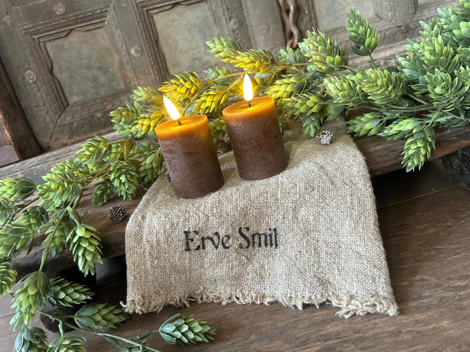 Countryfield Set Van 2 Led Stompkaarsen Bruin | Erve Smit Landelijke decoratie Countryfield Set Van 2 Led Stompkaarsen Bruin