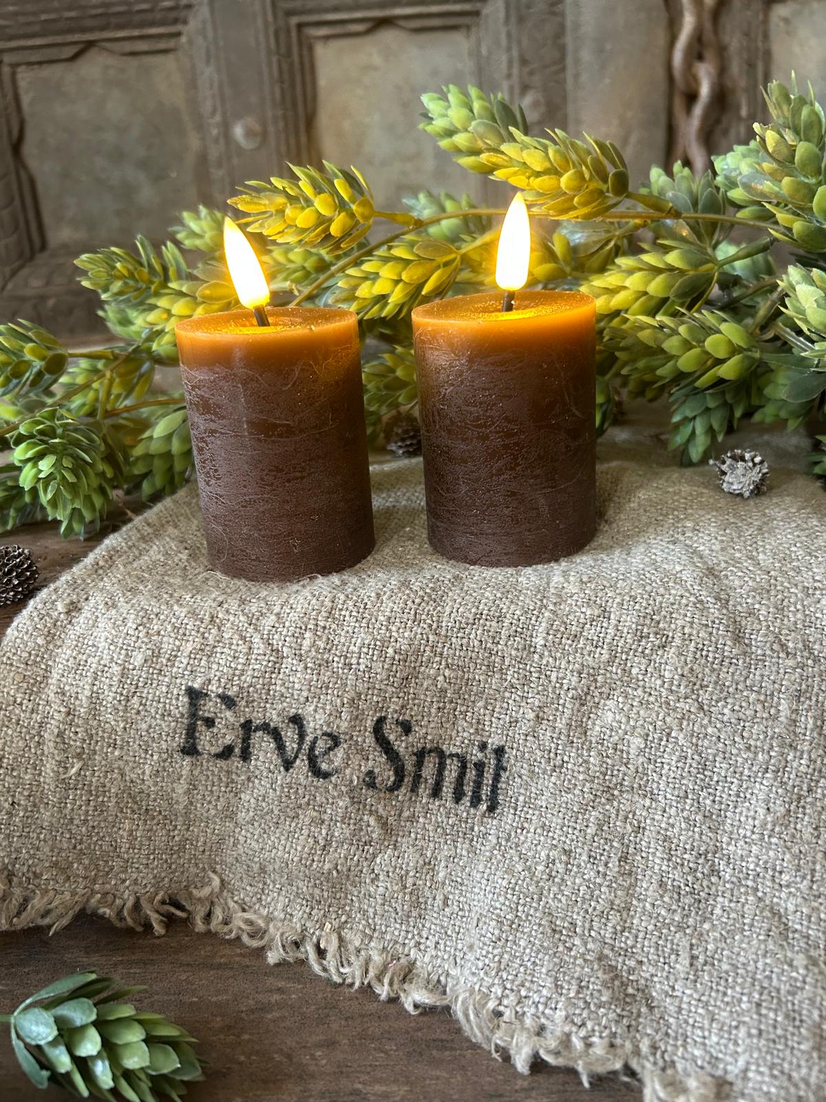 Countryfield Set Van 2 Led Stompkaarsen Bruin | Erve Smit Landelijke decoratie Countryfield Set Van 2 Led Stompkaarsen Bruin