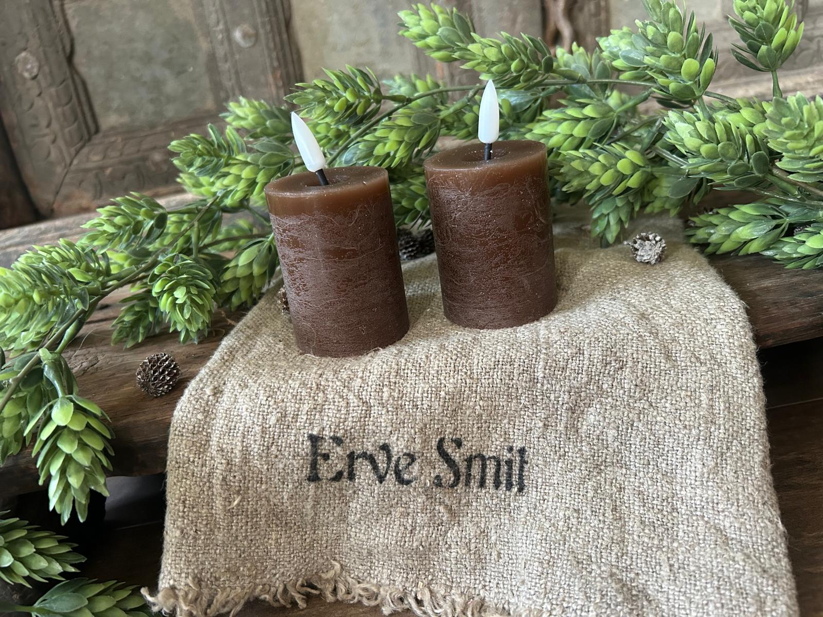 Countryfield Set Van 2 Led Stompkaarsen Bruin | Erve Smit Landelijke decoratie Countryfield Set Van 2 Led Stompkaarsen Bruin