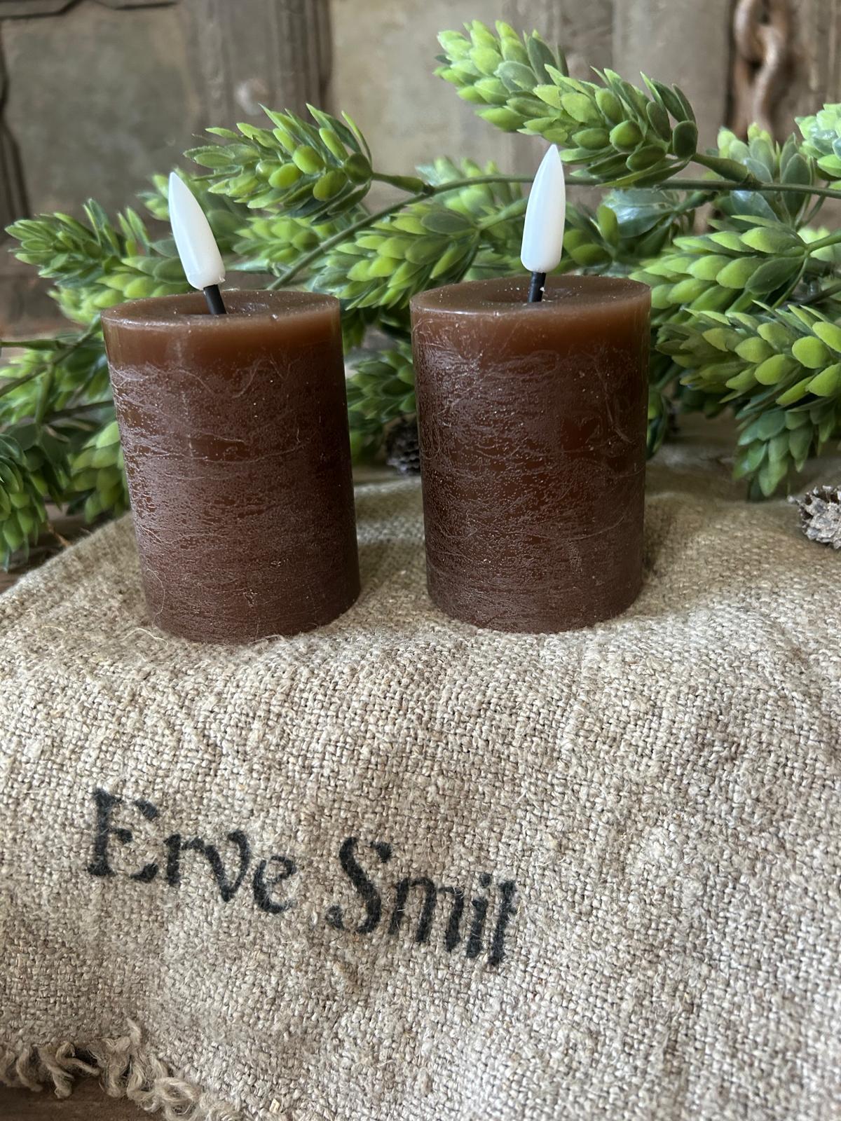 Countryfield Set Van 2 Led Stompkaarsen Bruin | Erve Smit Landelijke decoratie Countryfield Set Van 2 Led Stompkaarsen Bruin