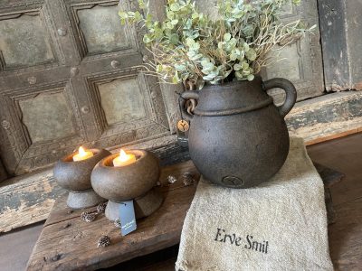 Brynxz Tealightcup Luxury Majestic Brown L – Stoere Waxinelichthouder voor Landelijke Woondecoratie Breng een sfeervolle en landelijke sfeer in huis met de Brynxz Tealightcup Luxury Majestic Brown L (D.12 H.10). Deze stoere waxinelichthouder is een prachtige aanvulling op de bestaande Majestic Brown collectie van Brynxz en past perfect bij een interieur met landelijke woondecoratie. Dankzij het robuuste ontwerp en de warme bruine kleur creëer je eenvoudig een sfeervol accent in elke ruimte. De tealightcup is stevig en van hoogwaardige kwaliteit, waardoor hij niet alleen een stijlvolle toevoeging is, maar ook een duurzaam en robuust product voor jarenlang gebruik. Vergis je niet in het gewicht: de Brynxz tealightcup voelt solide aan en straalt luxe en kwaliteit uit. Sfeervol genieten met een waxinelichtje of LED Deze Brynxz waxinelichthouder is perfect voor het gebruik van een klein kaarsje of een LED-waxinelichtje. Het warme kaarslicht zorgt voor een gezellige en intieme sfeer in je woonkamer, keuken of op de eettafel. Creëer met gemak een sfeervolle landelijke ambiance zonder dat je veel accessoires nodig hebt. De tealightcup kan ook gecombineerd worden met andere items uit de Majestic Brown lijn van Brynxz om een harmonieus en stijlvol geheel in je interieur te creëren. Denk bijvoorbeeld aan meerdere waxinelichthouders op een dressoir of als tafeldecoratie tijdens een diner. Stoer design met landelijke charme Het design van de Brynxz Tealightcup Luxury Majestic Brown L combineert robuuste materialen met een warme, natuurlijke uitstraling. Hierdoor past hij perfect in een landelijk interieur en geeft hij een sfeervol en karaktervol accent aan je woonruimte. Plaats de tealightcup op een houten plank, een metalen tray of samen met andere decoratieve items voor een gezellige en landelijke uitstraling. Hoogwaardige kwaliteit Deze waxinelichthouder van Brynxz is gemaakt van duurzame materialen die jarenlang mooi blijven. Dankzij het stevige gewicht en de solide afwerking voelt de tealightcup luxe aan en is hij een eyecatcher in je interieur. Het product is ontworpen om zowel praktisch als stijlvol te zijn, waardoor het ideaal is voor dagelijks gebruik en speciale gelegenheden. Product kenmerken Product: Brynxz Tealightcup Luxury Majestic Brown L Afmetingen: D.12 H.10 cm Kleur: Majestic Brown Materiaal: stevig en duurzaam Geschikt voor: waxinelichtje of LED-waxinelichtje Stijl: landelijke woondecoratie / landelijke sfeer / sfeervol interieur Collectie: Majestic Brown lijn van Brynxz Gebruik: tafeldecoratie, dressoir, sfeerverlichting Creëer een sfeervolle landelijke ambiance Met de Brynxz Tealightcup Luxury Majestic Brown L voeg je eenvoudig een sfeervol en landelijk accent toe aan je interieur. Of je hem nu gebruikt op een dressoir, eettafel of vensterbank, deze waxinelichthouder past perfect bij een landelijke woonstijl en zorgt voor een warme, gezellige sfeervolle uitstraling. Combineer de tealightcup met andere items uit de Majestic Brown collectie of met natuurlijke woonaccessoires voor een harmonieuze en complete landelijke sfeer in huis. ✅ SEO zoekwoorden die je extra kunt gebruiken in je webshop: landelijke woondecoratie waxinelichthouder Brynxz Majestic Brown sfeervol interieur accessoires waxinelichthouder landelijke stijl decoratieve kaarsen woonkamer landelijke sfeer verlichting LED waxinelichtje houder 💡 Tip voor je webshop: Ik kan ook een SEO-categorie tekst maken voor “Waxinelichthouders & Brynxz accessoires”, waarmee je meerdere producten tegelijk beter vindbaar maakt in Google en de SEO-score in Yoast of RankMath sneller op groen krijgt. 📈🕯️🌿 1 bericht over. Start de gratis proef