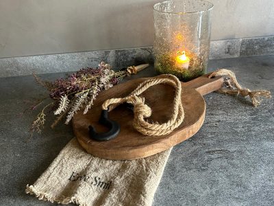 gietijzeren haak aan jute touw landelijk